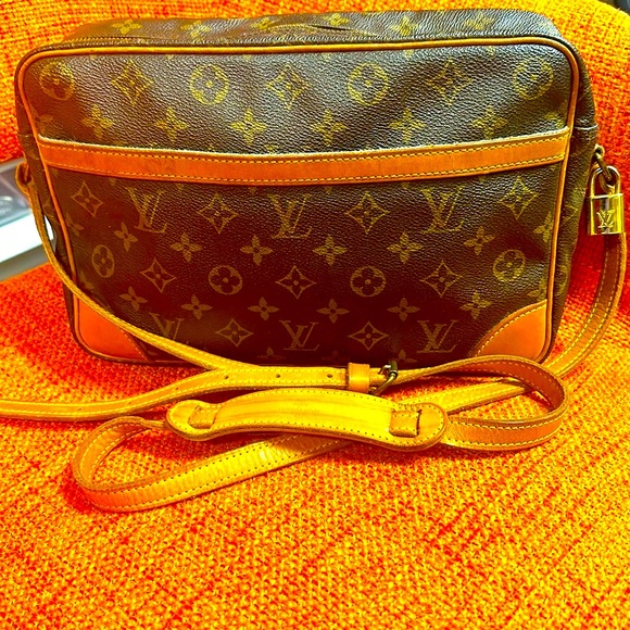 WOW POSHMARK Authentic Louis Vuitton GM Crossbody Bag = FESTIVAL & CONCERT TIME - Picture 11 of 15